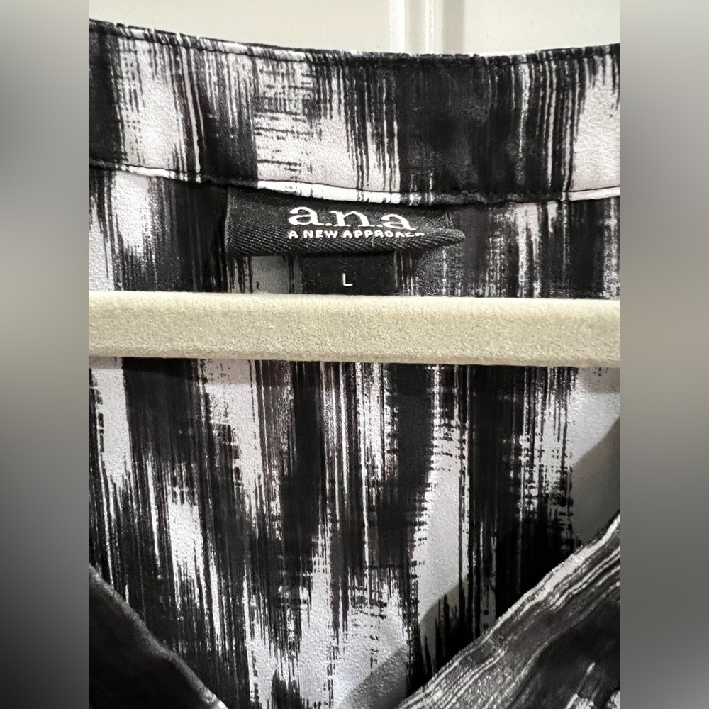 A.N.A. Women’s Blouse - Size Large - black and white - B-neck EUC - Picture 7 of 7